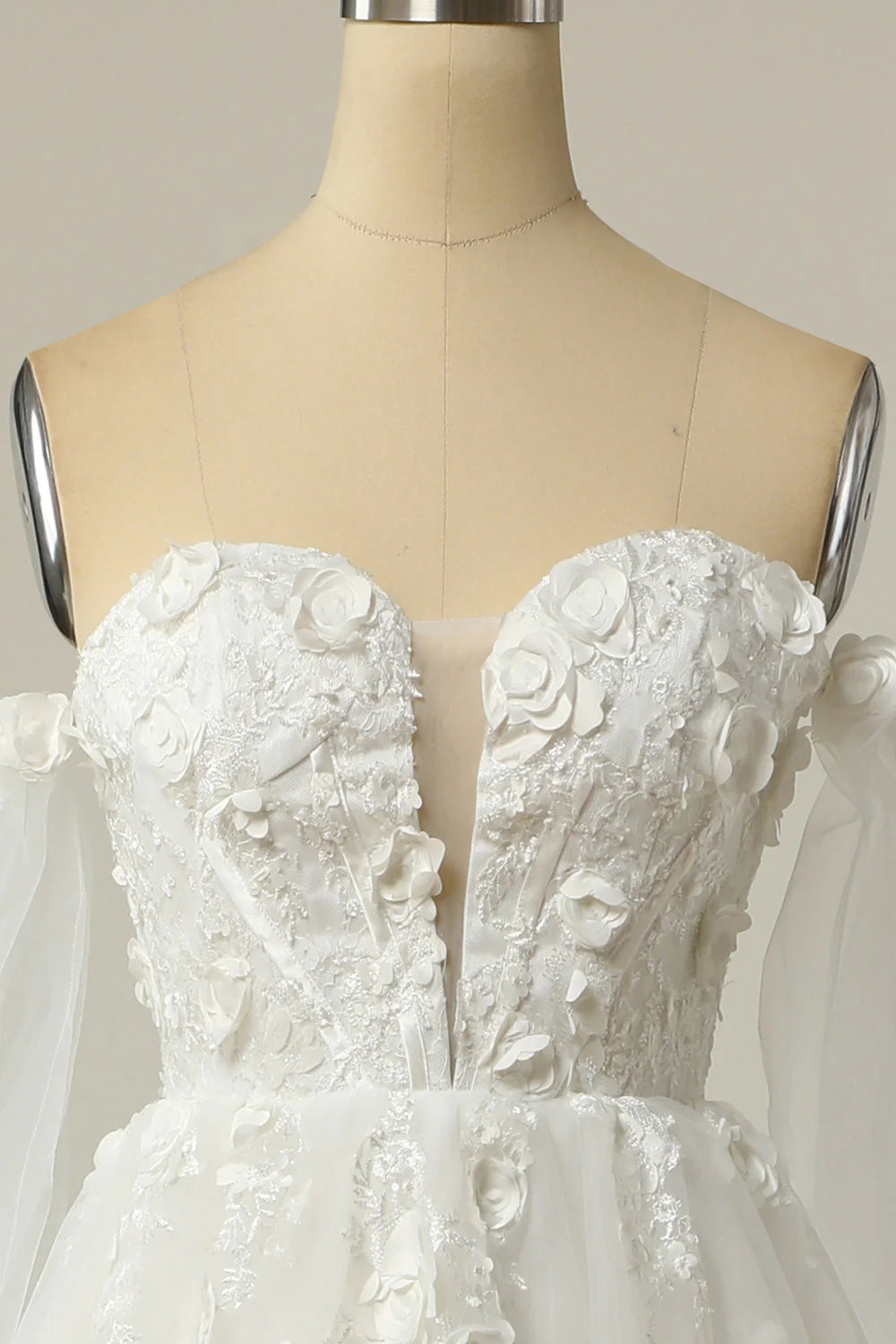 Abito da sposa avorio a maniche lunghe con spalle scoperte e linea ad A
